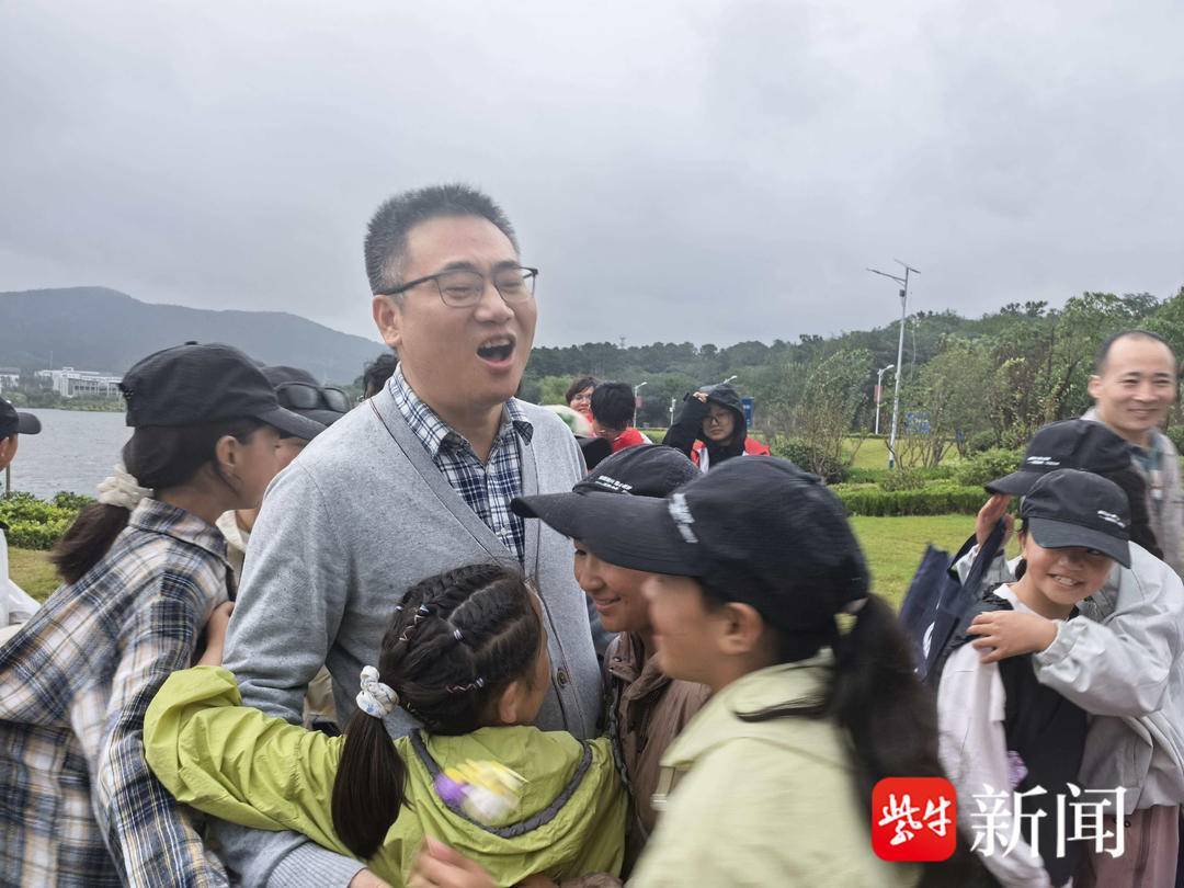 “叔叔是江苏的<strong></p>
<p>一个比特币多少钱</strong>，将来一定带你们去看看！”镇江警官不忘承诺，四次组织近百名藏区学子来苏研学