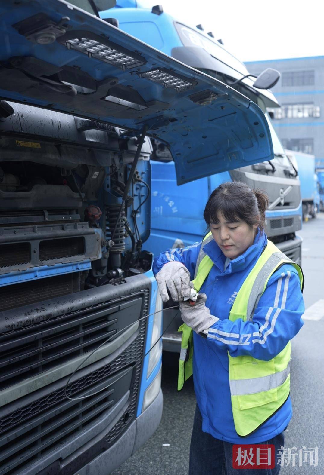 湖北90后姑娘驾驭21米重卡货车<strong></p>
<p>一个比特币多少钱</strong>,3年多行驶里程相当于绕地球约10圈,始终保持零事故