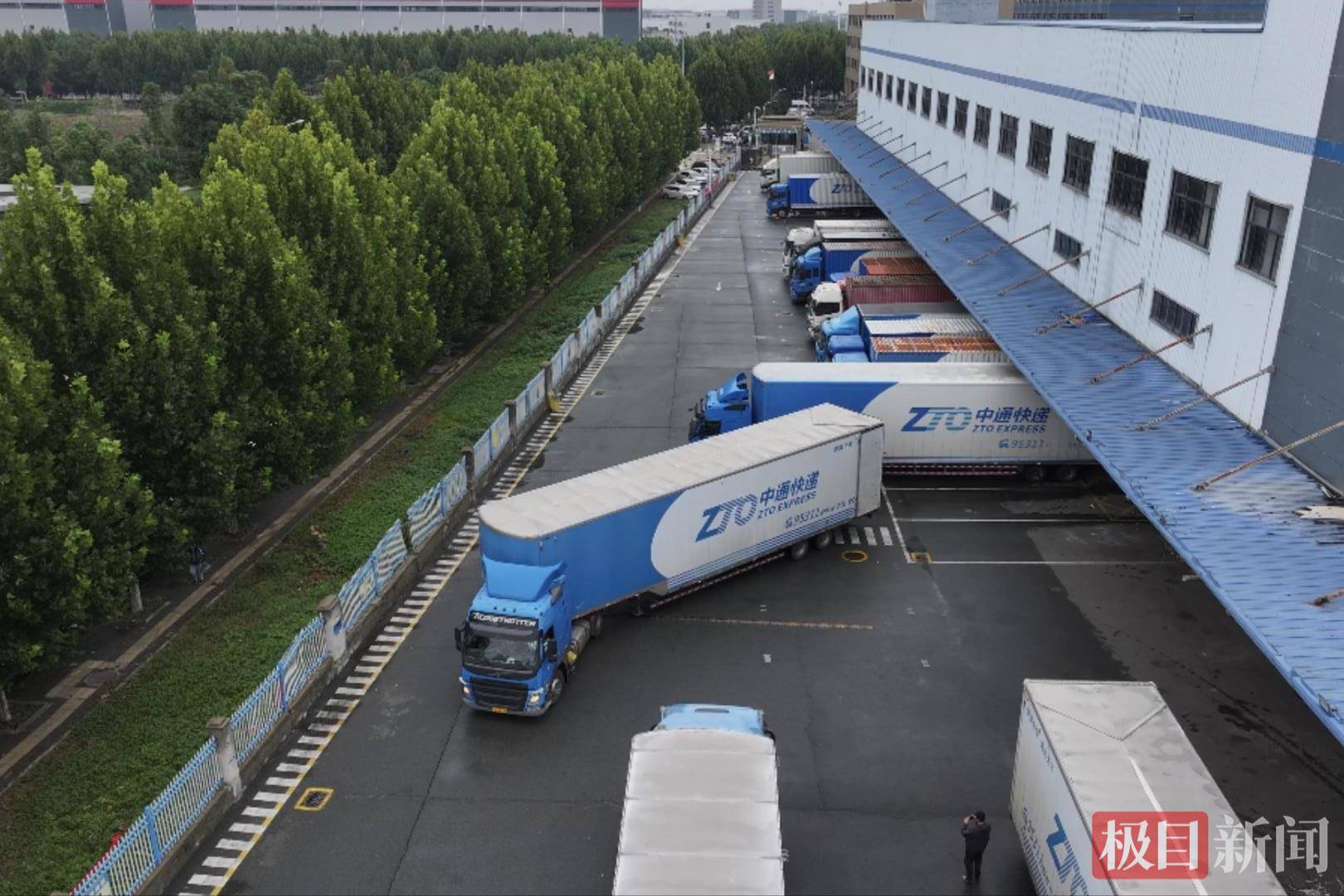 湖北90后姑娘驾驭21米重卡货车<strong></p>
<p>一个比特币多少钱</strong>,3年多行驶里程相当于绕地球约10圈,始终保持零事故