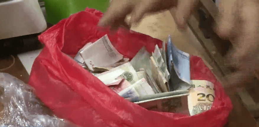 广东一男子两三年持续往批发店无故扔钱<strong></p>
<p>怎么购买比特币</strong>，店主：每次他都不承认，还钱还把钱送回来