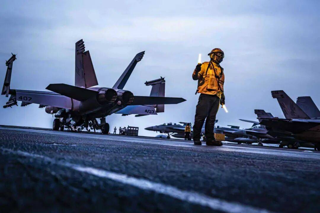 美海军在南海连摔两架飞机<strong></p>
<p>比特币最新价</strong>,因电磁攻击?中国军号发文