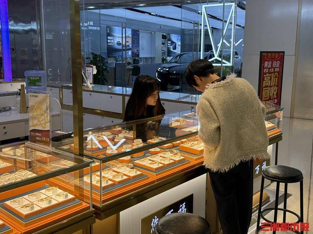 大盘金价跌破900元/克<strong></p>
<p>比特币最新价</strong>,长沙市场“销售热”与“回收潮”并行