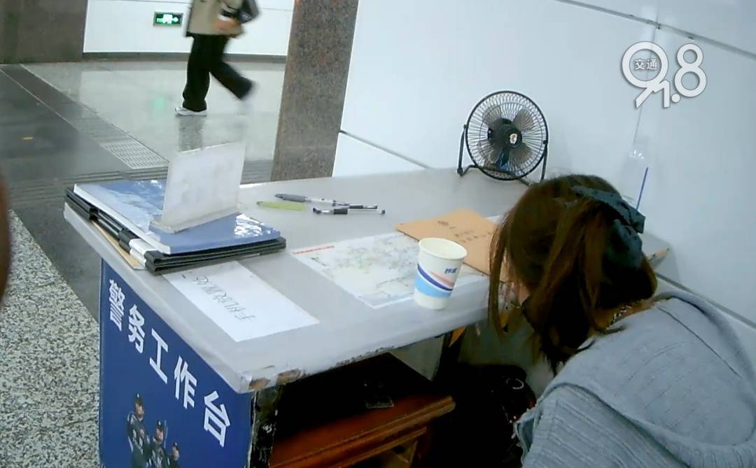 杭州地铁内<strong></p>
<p>比特币价格行情</strong>,女乘客突然崩溃大哭!紧接着……这一幕被拍下