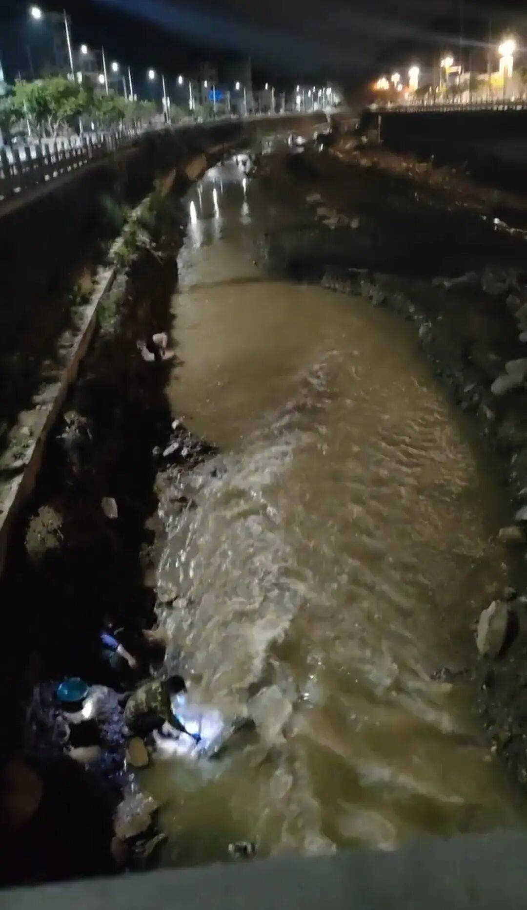 “一盆出5克多”<strong></p>
<p>比特币创始人</strong>,多人凌晨下河淘金!当地警方回应