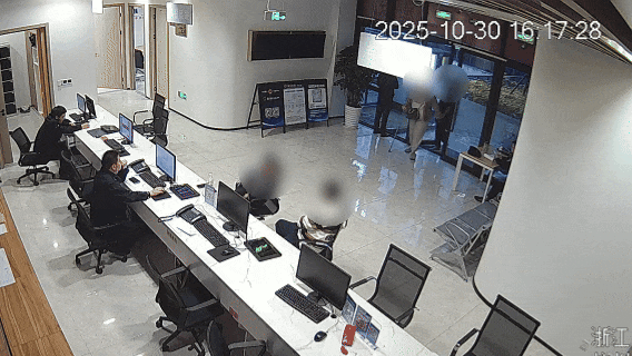 杭州爸爸送女儿进派出所:她卡里还有80多万元……