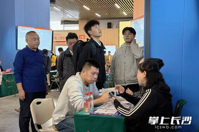 700余名退役军人及军属长沙求职<strong></p>
<p>今天比特币价格</strong>,165人达成意向