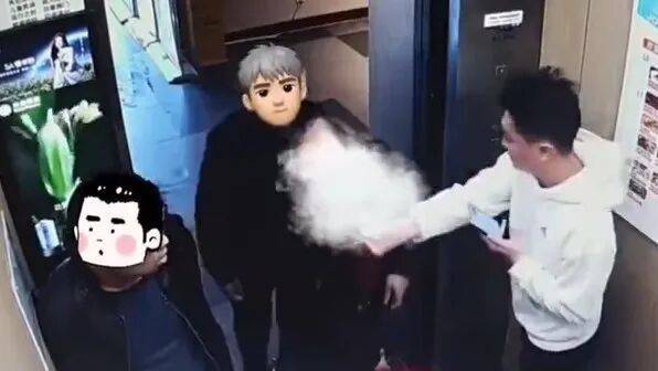 大叔叼着烟进电梯<strong></p>
<p>比特币价值</strong>,小伙果断出手!网友点赞