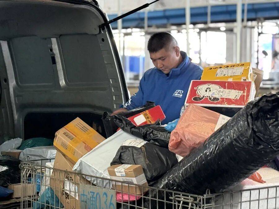 上海一快递小哥跳河救人<strong></p>
<p>比特币历史最高价</strong>,上岸后全身湿透继续派送