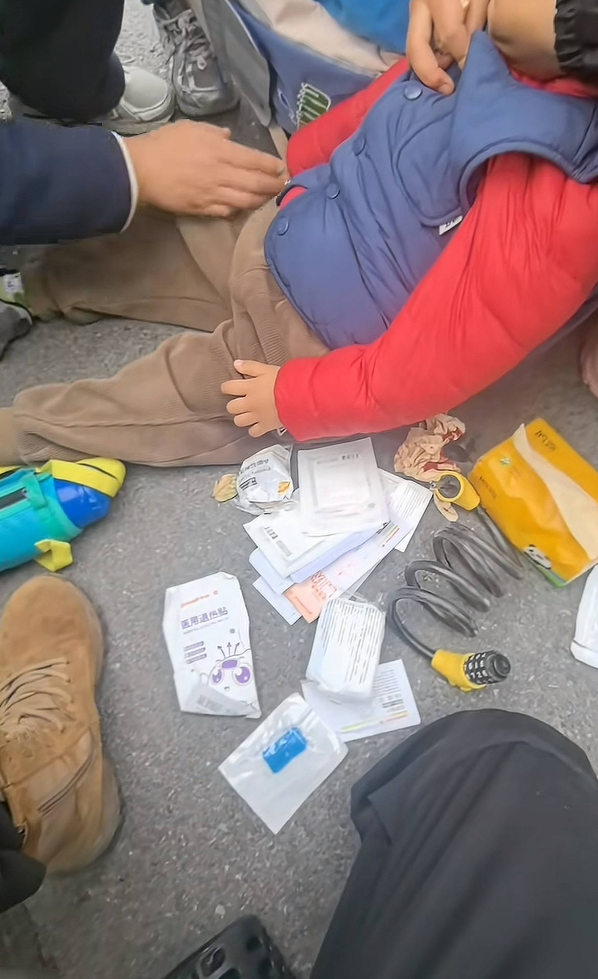 宿迁一小朋友嘴部受伤<strong></p>
<p>比特币行情美元</strong>,妈妈在路边用纸巾止血,外卖小哥掏出随身急救包施救被爆赞