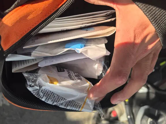 宿迁一小朋友嘴部受伤<strong></p>
<p>比特币行情美元</strong>,妈妈在路边用纸巾止血,外卖小哥掏出随身急救包施救被爆赞