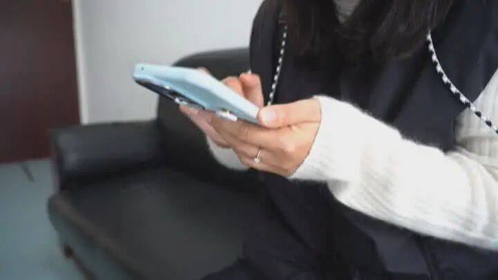 扬州一女子刷短视频惹祸:偷偷去银行取了6万现金<strong></p>
<p>比特币行情美元</strong>,结果……