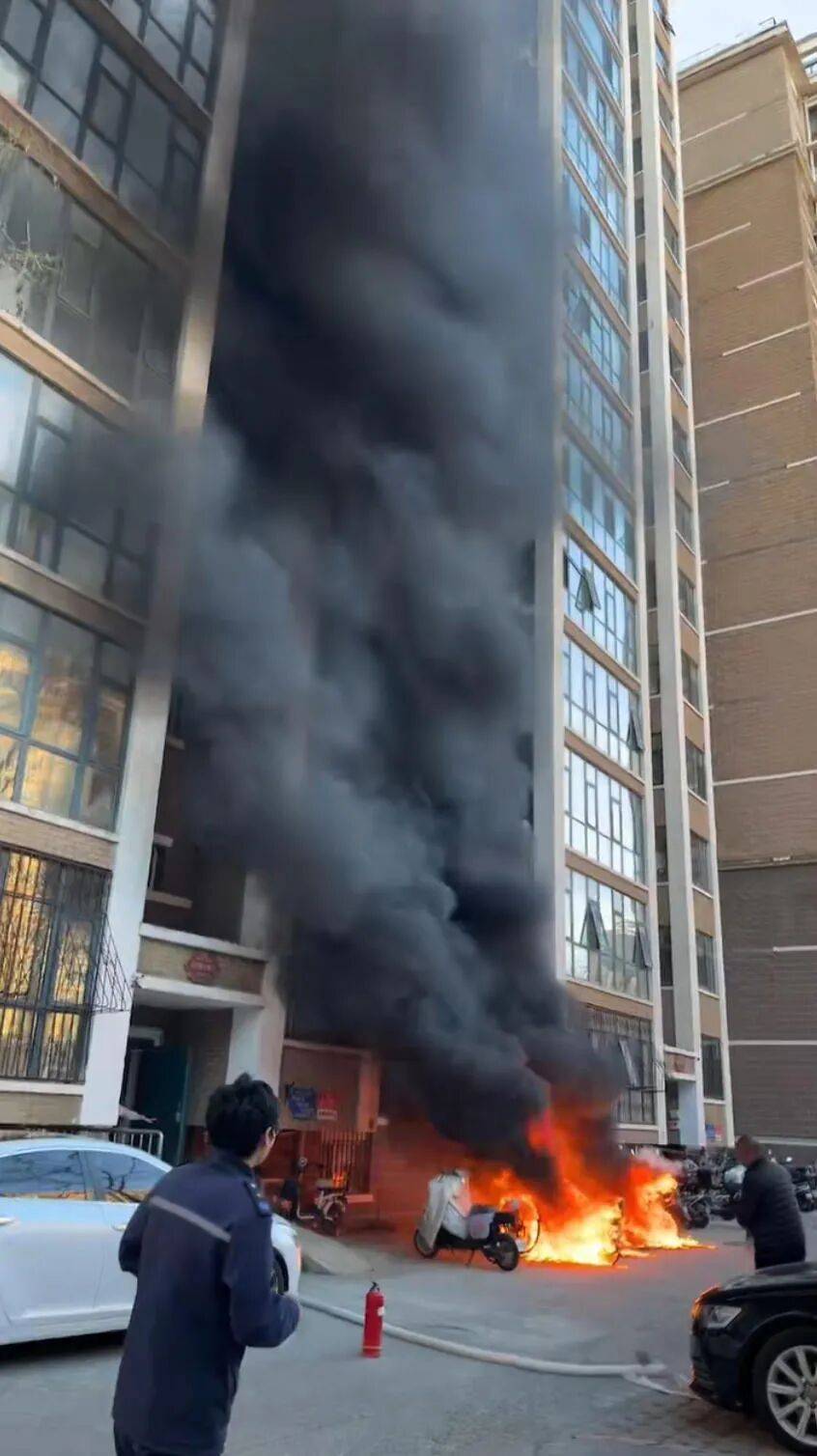 天通苑一天两起电动车火情<strong></p>
<p>比特币十年价格走势图</strong>,突然着火忒吓人丨有事儿@新京报