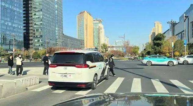 河南警车在杭州闯红灯,是否在执行紧急公务应当说清楚