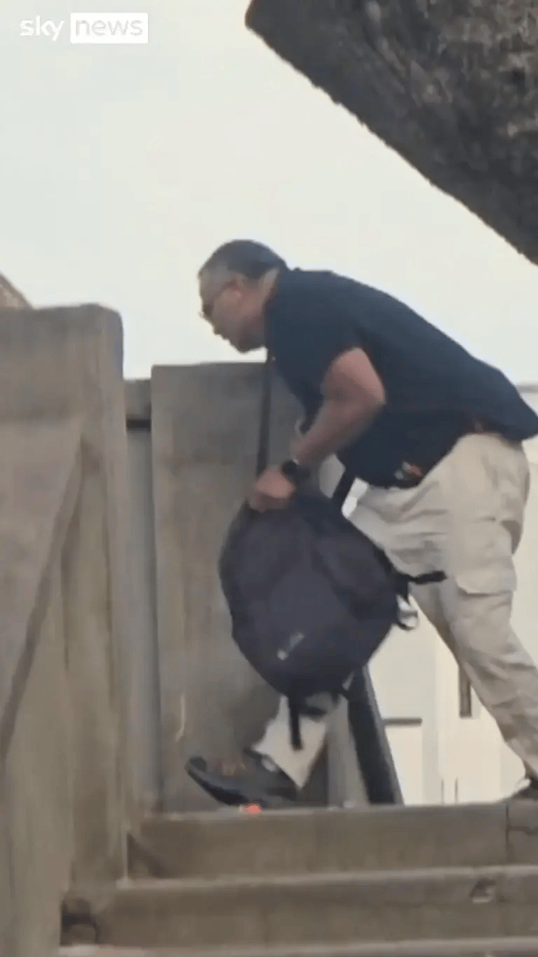 悉尼枪手被制服<strong></p>
<p>比特币价格走势图</strong>,愤怒民众猛踩头部,调查显示枪手合法持有六支枪