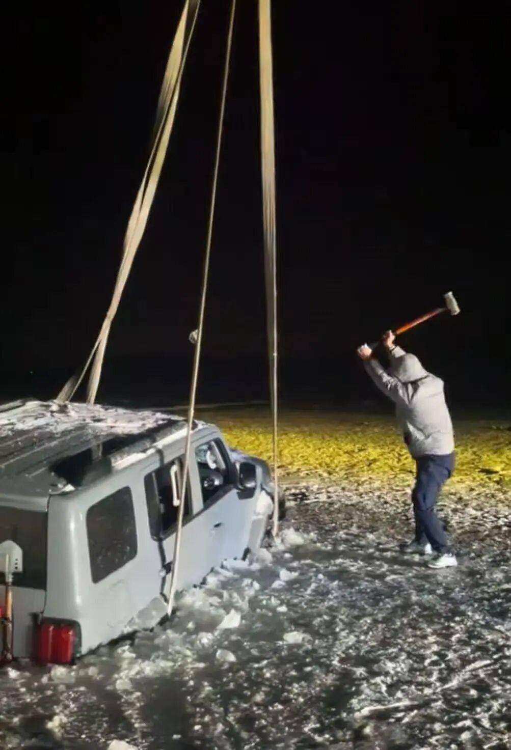 河北一越野车在水库冰面练漂移<strong></p>
<p>比特币价格走势图</strong>,冰层突然破裂,车轮落水被冻6小时,找来吊车深夜将车吊出