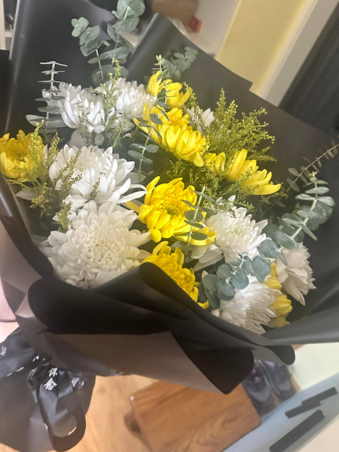 上海高中生买99朵康乃馨为母亲庆生<strong></p>
<p>比特币怎么玩</strong>,却收到菊花写着“缅怀逝者”,店家:骑手送错了