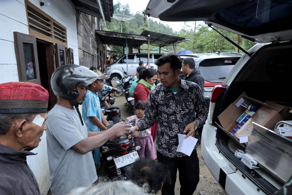 苏门答腊洪灾:千人死亡、毁林恶果、华人自救与亚齐海啸创伤|907编辑部