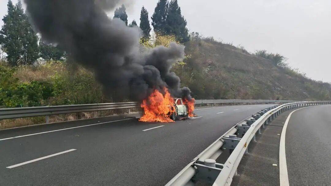 四川高速上一汽车突发自燃!车内两人闻到异味后果断弃车<strong></p>
<p>比特币行情k线图</strong>,成功逃生
