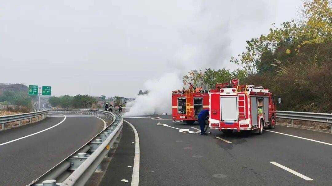 四川高速上一汽车突发自燃!车内两人闻到异味后果断弃车<strong></p>
<p>比特币行情k线图</strong>,成功逃生