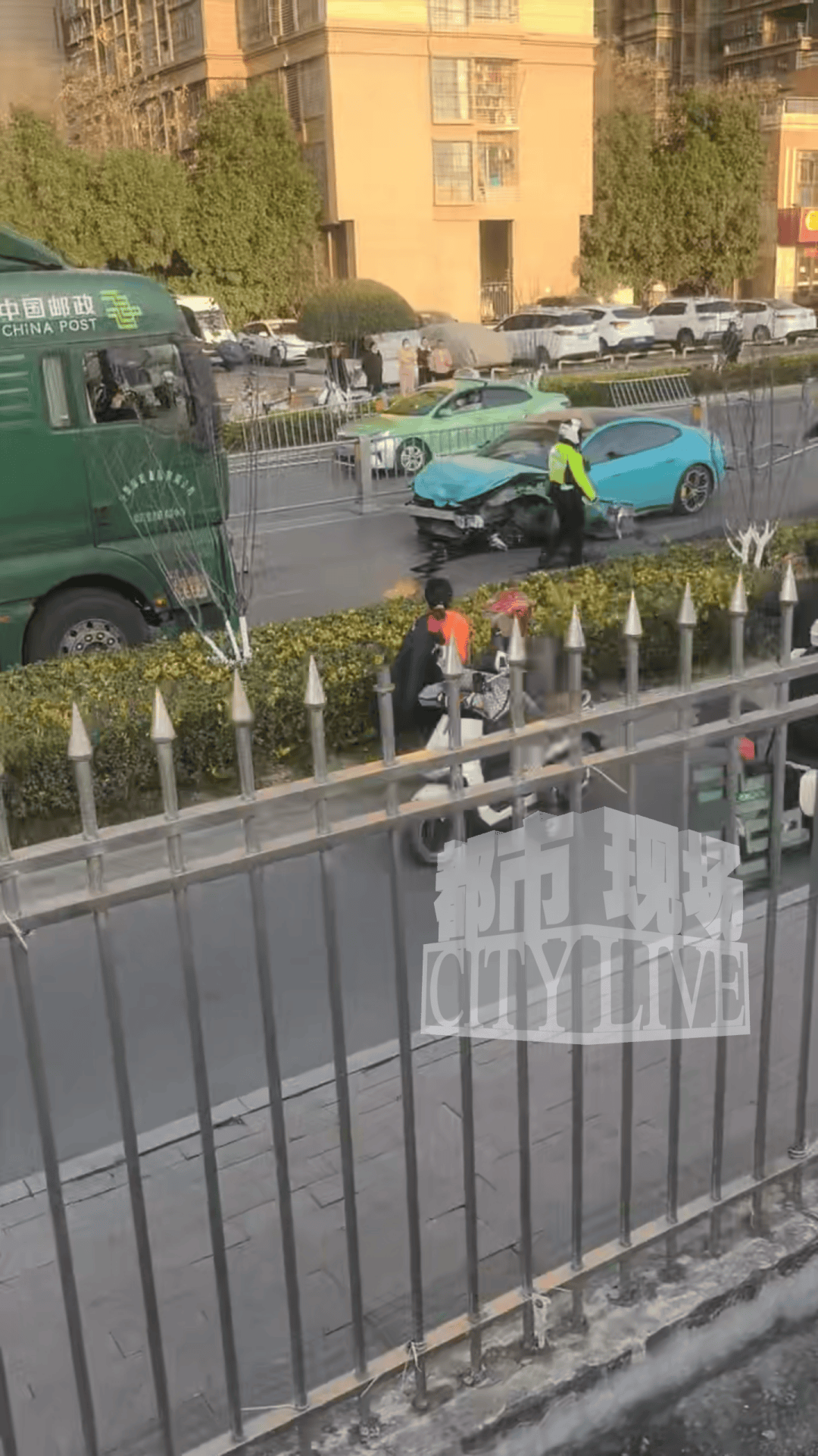 安徽一小米SU7撞翻几十米护栏<strong></p>
<p>比特币行情k线图</strong>，目击者称车辆前轮脱落后才刹停，当地交警回应