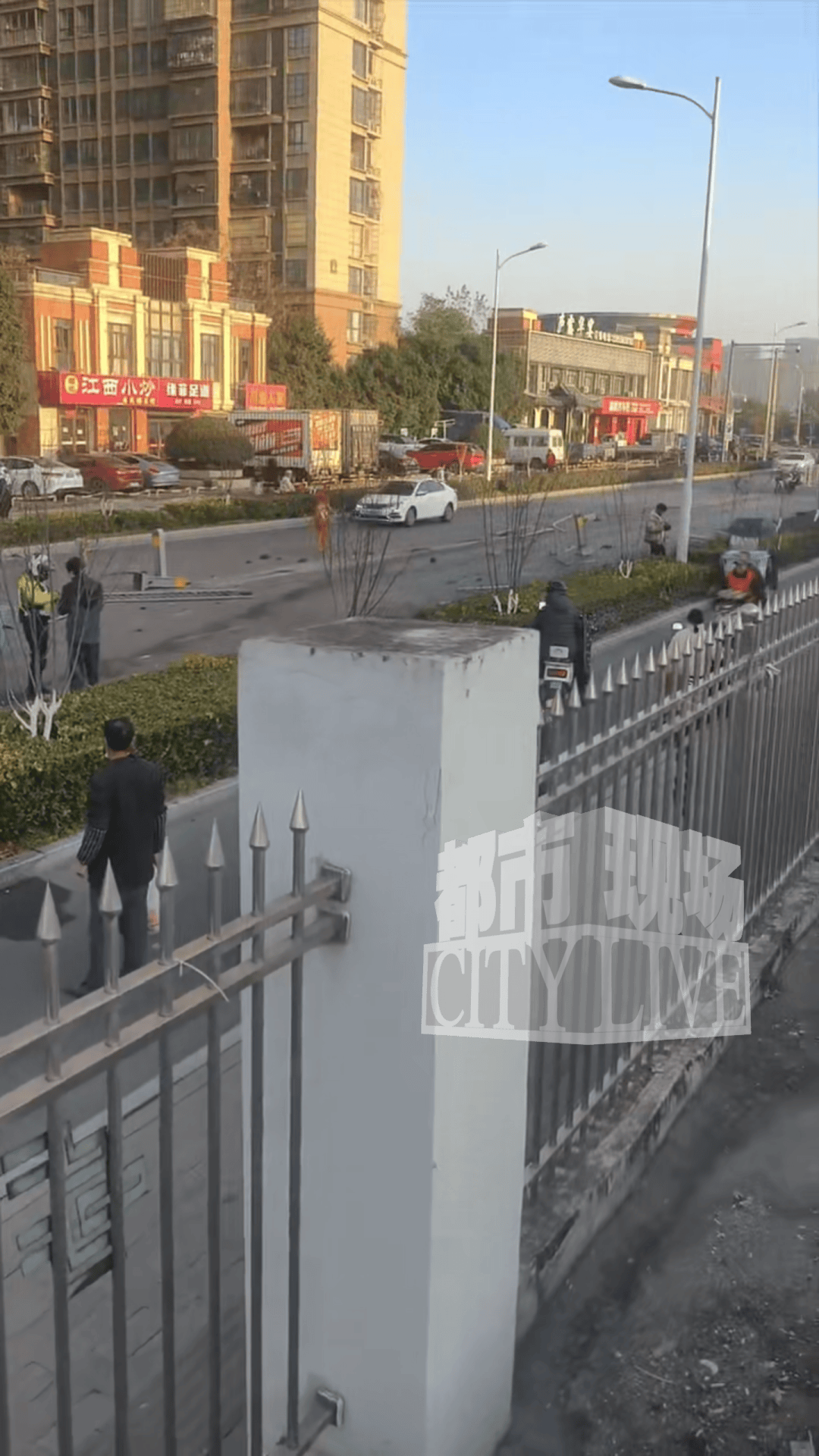 安徽一小米SU7撞翻几十米护栏<strong></p>
<p>比特币行情k线图</strong>，目击者称车辆前轮脱落后才刹停，当地交警回应