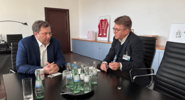 德国铁路公司订购中国电动公交车，德财长：让我十分恼火