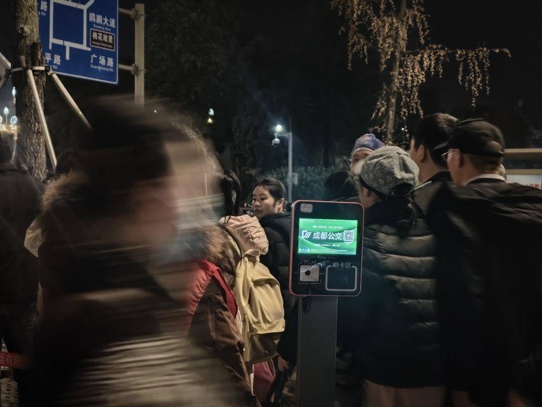 成都地铁2号线东段停运<strong></p>
<p>比特币减半时间表</strong>，通勤压力如何缓解？记者早高峰探访接驳点