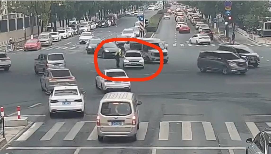 “我开不了车了”，杭州临平早高峰交警“代驾”紧急送医