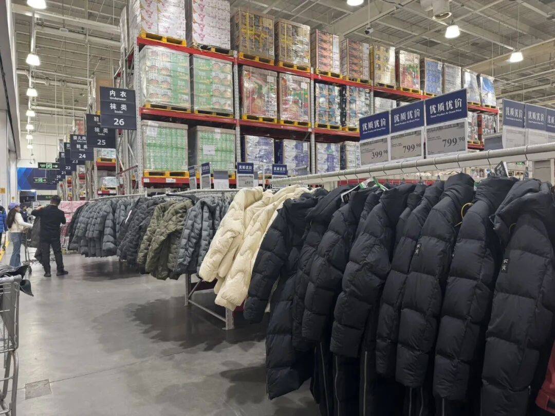 中产涌入超市抢300元羽绒服