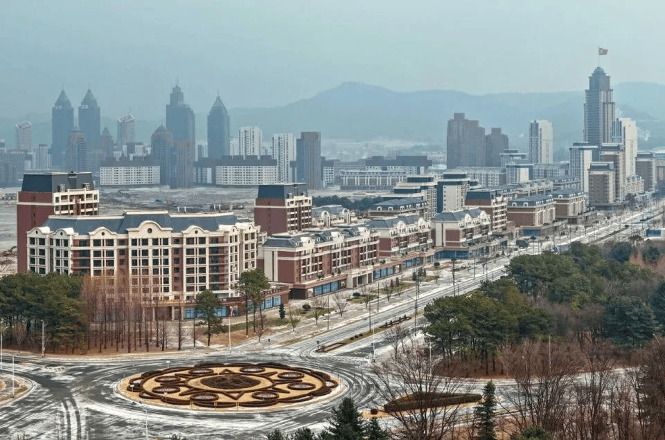 朝鲜“万套住宅”震撼亮相<strong></p>
<p>比特币的行情价格</strong>，金正恩莅临现场指导感叹：潮流之作