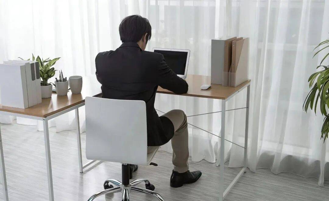 某重要岗位离职人员李某<strong></p>
<p>比特币是哪个国家的</strong>，主动投靠境外间谍机关