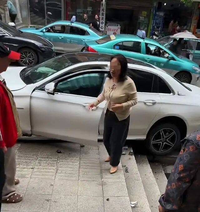 重庆57岁女医生开奔驰<strong></p>
<p>比特币k线</strong>，致2死6伤，警方通报称系操作不当！知情人：系主任医师，有多个专业头衔