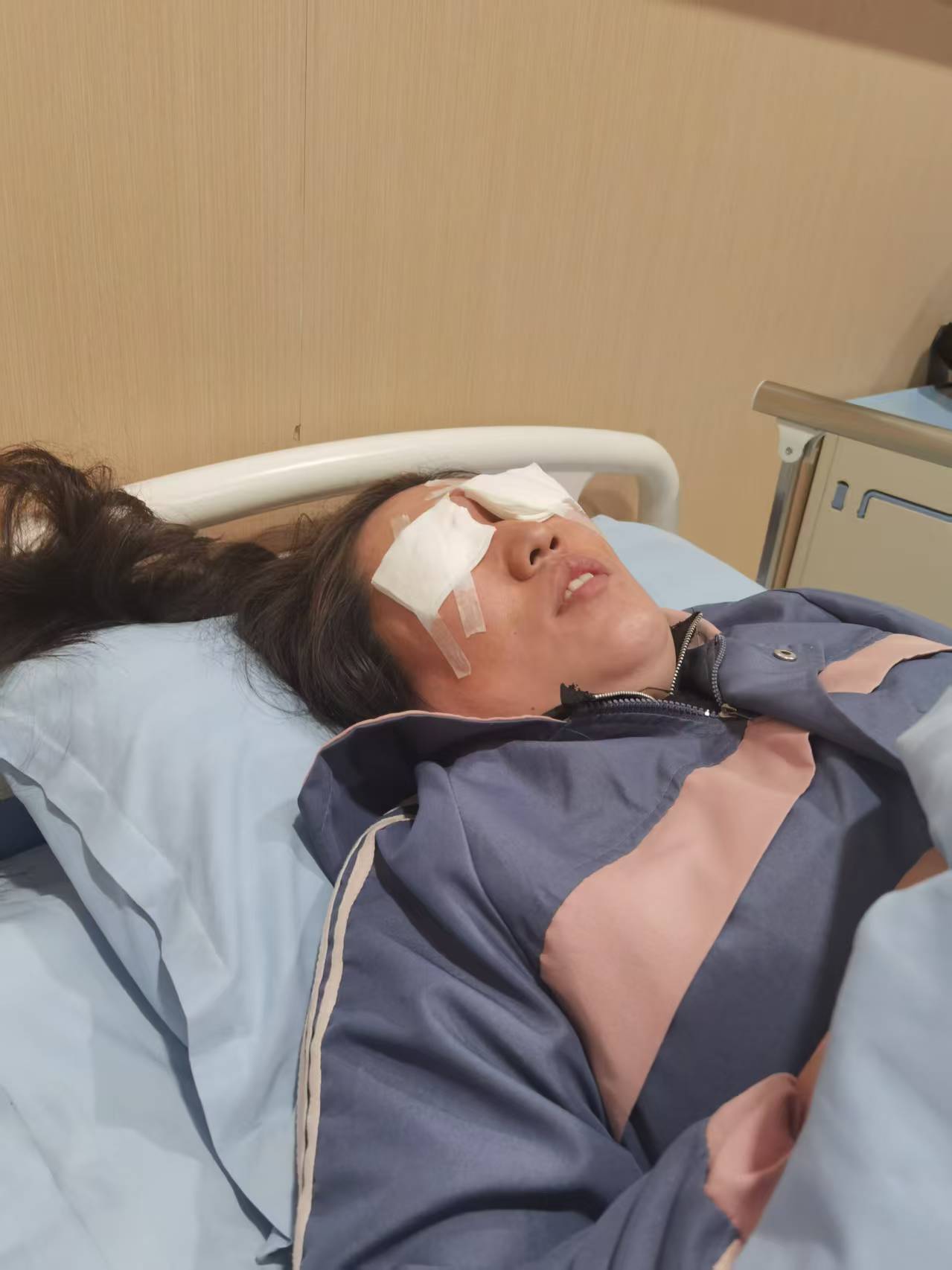 先植入晶体又取出<strong></p>
<p>美原油期货行情</strong>,江苏南通江河泽明眼科医院评估失误致女子两次手术,术后出现多项后遗症